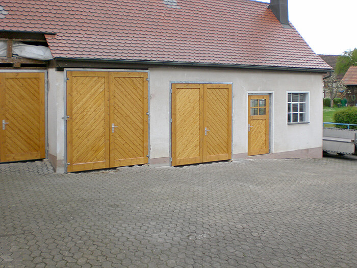 Fluegeltore, Profilbretter diagonal mit umlaufend aufgeschraubte Friese.jpg