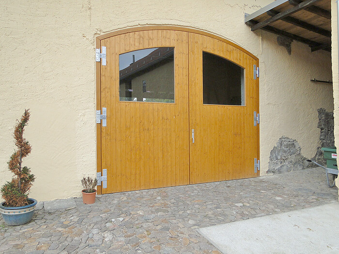 Segmentbogen-Tor mit Holzblockzarge, DIN R, Verschluss_ Falttor-Treibriegel.jpg
