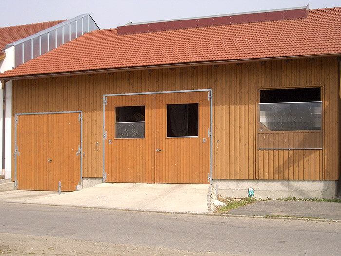 Stalltore im Kaelberlaufstall.jpg