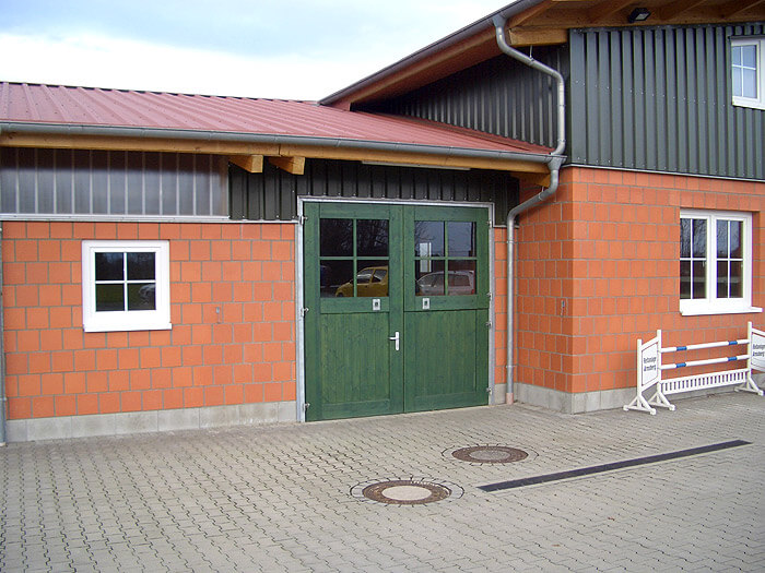 Tor DIN L, Fenster mit Kreuzsprossen, umlaufend Friese.jpg