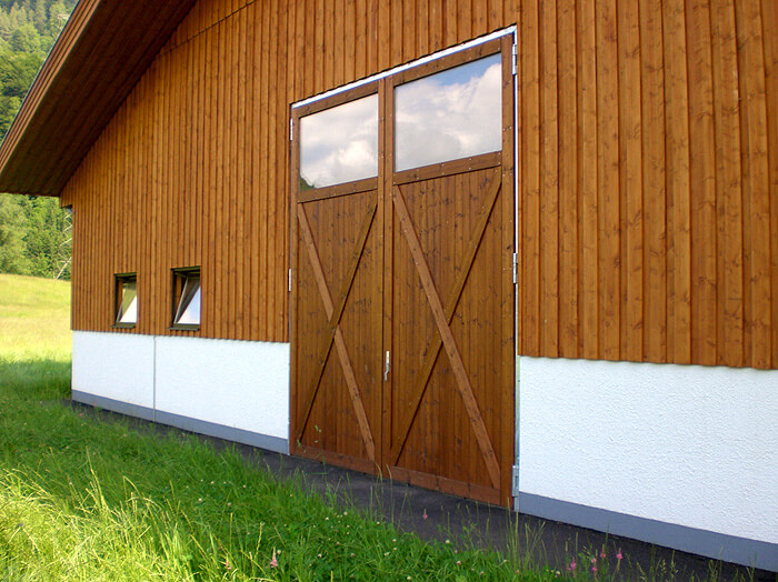 Tor DIN R mit Fenster, umlaufend Friese mit Andreas-Kreuz, Verschluss_ Falttor-Treibriegel.jpg