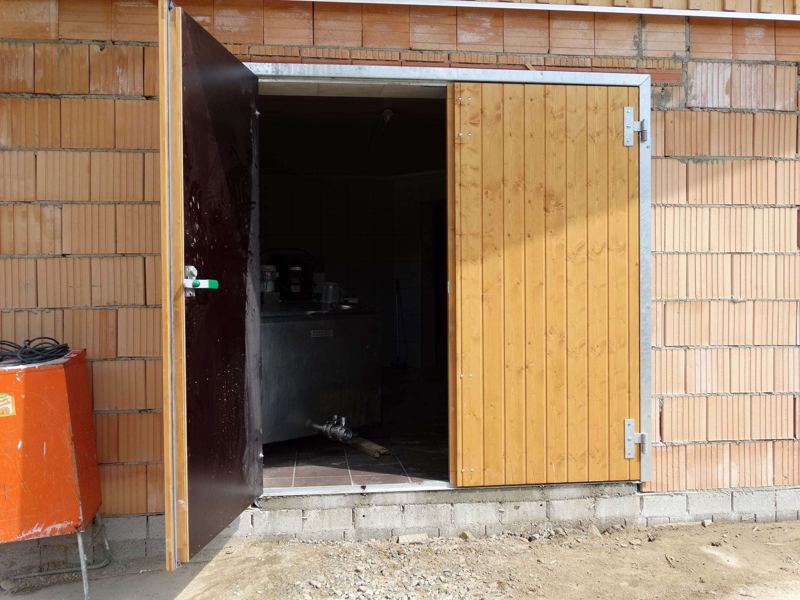 Tor Milchkammer, isoliert mit innen abwaschbarer Platte und Dichtung.JPG