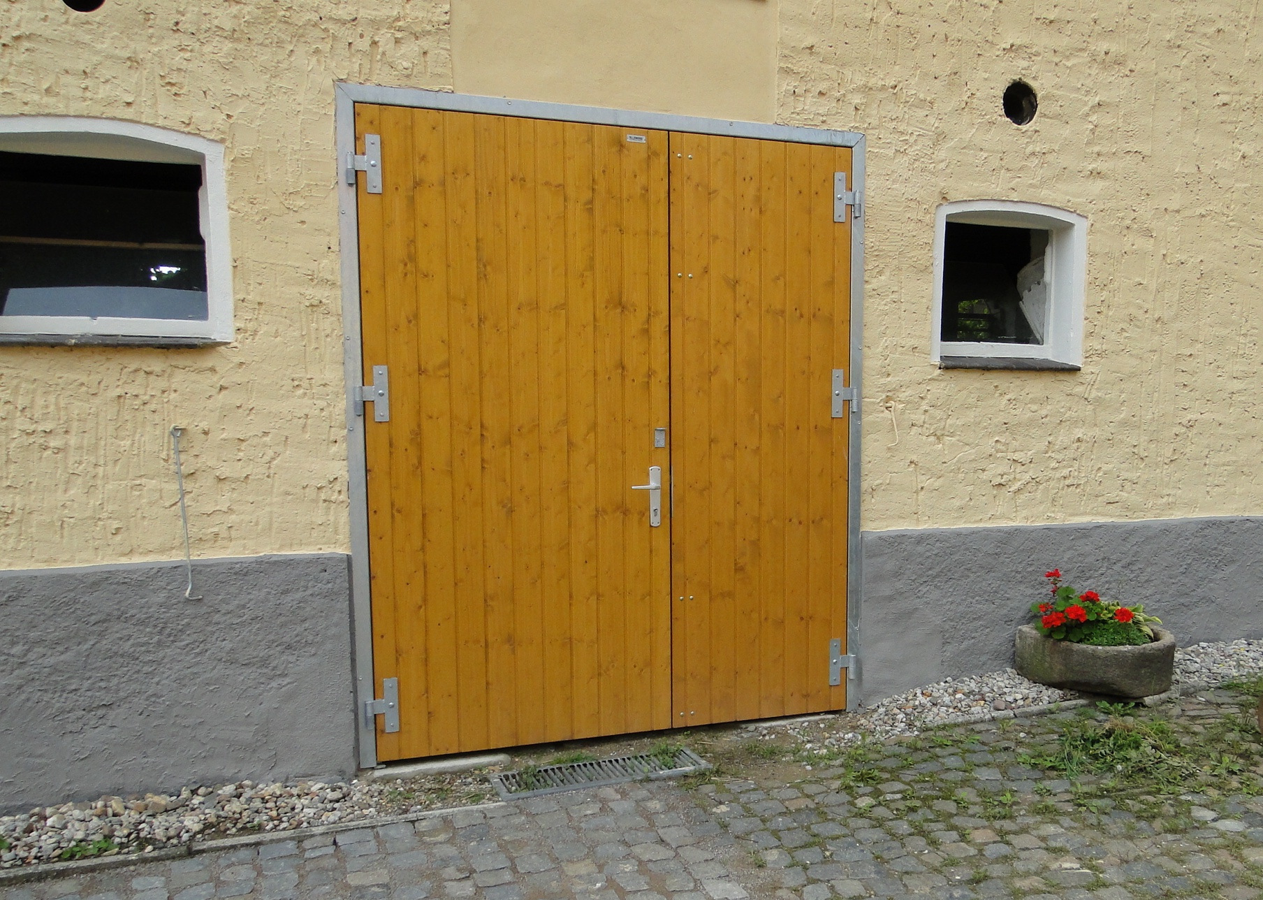 Tor in Grundausstattung, DIN R, asymmetrisch geteilt, Metall-Z-Zarge, Drueckergarnitur.JPG