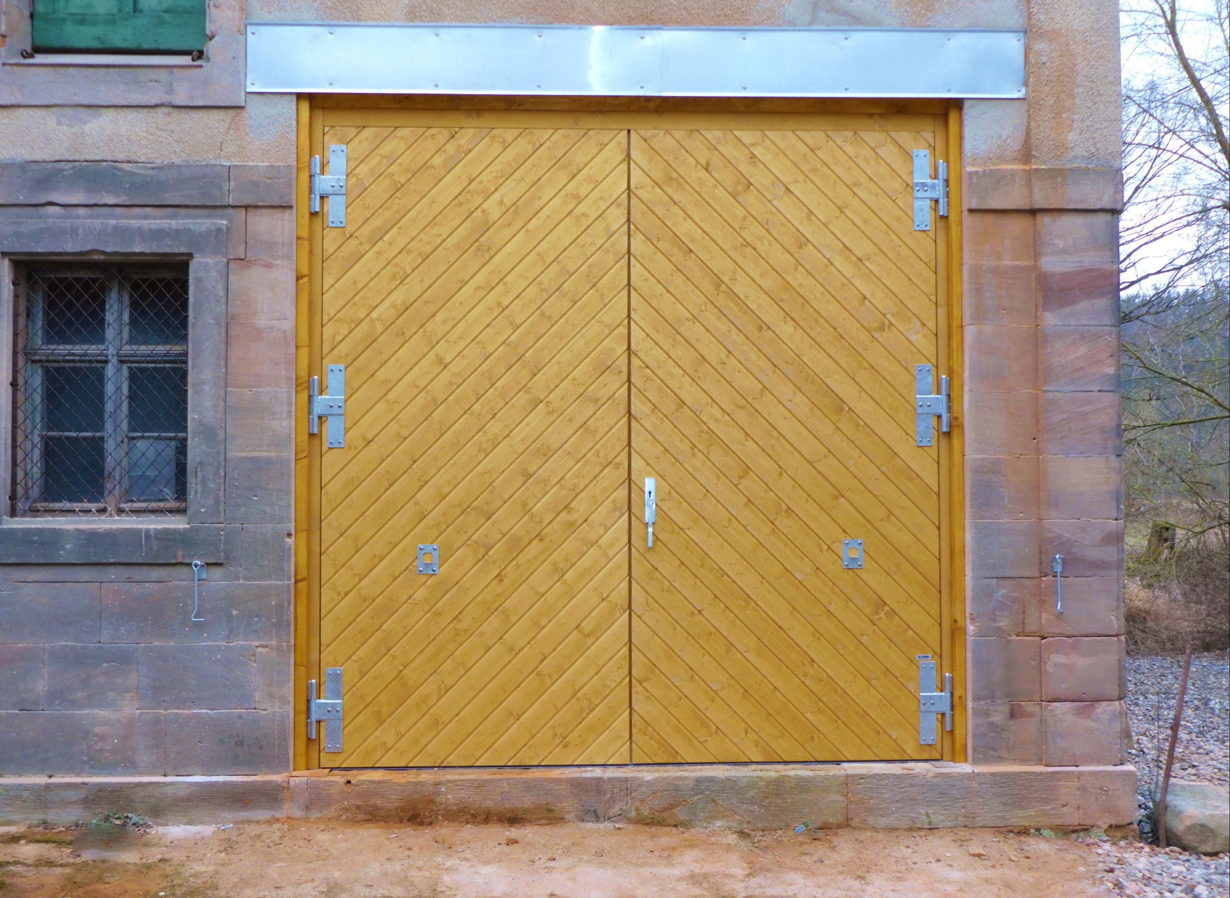 Einfahrtstor mit Holzblockzarge, Profilbretter diagonal