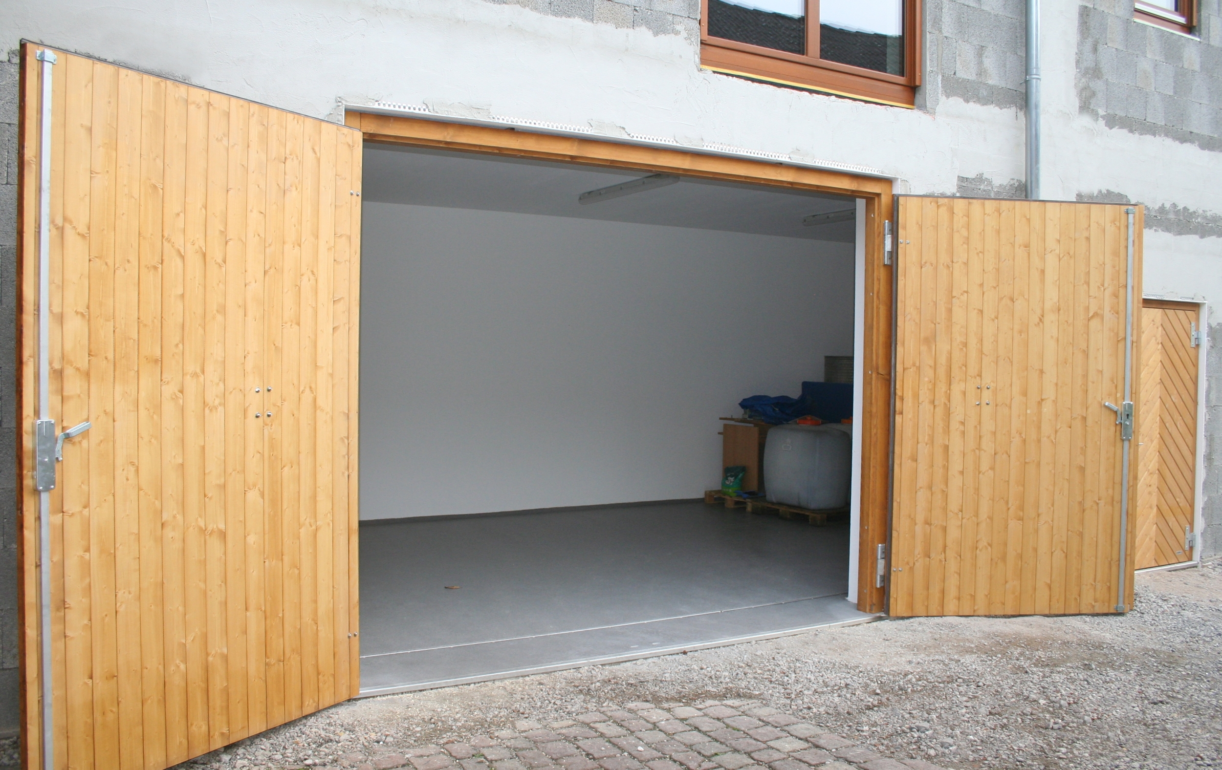 isoliertes Tor mit Holzblockzarge in Fichte