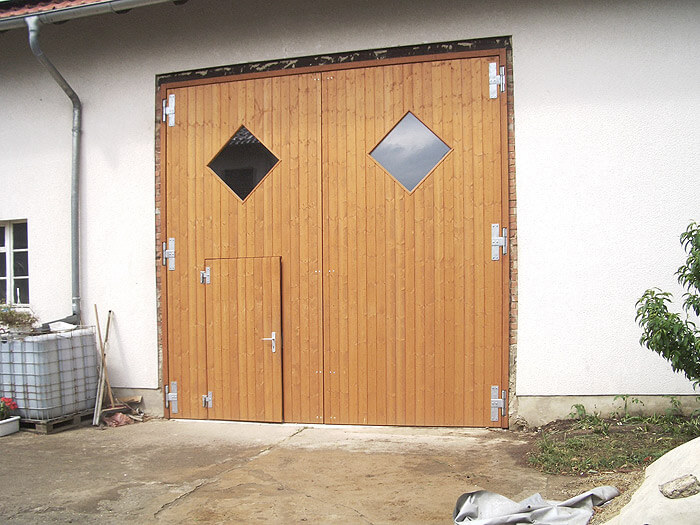 Tor mit Holzblockzarge, Karofenster, Durchstiegstuere DIN L.jpg