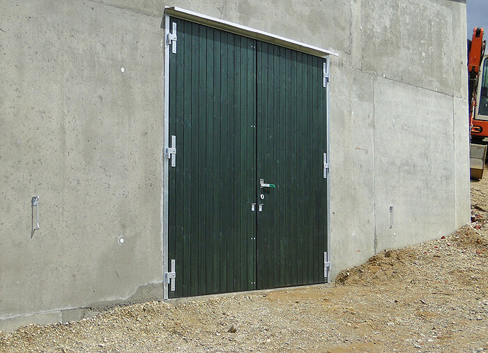Tor mit Metall-Z-Zarge, Regenschutzleiste oberhalb der Zarge.jpg