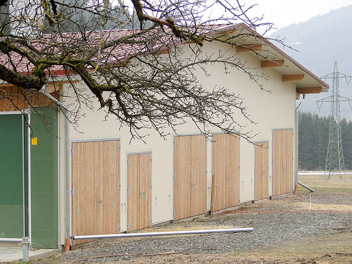 Tore fuer Bio-Legehennen-Stall in Laerche natur.jpg