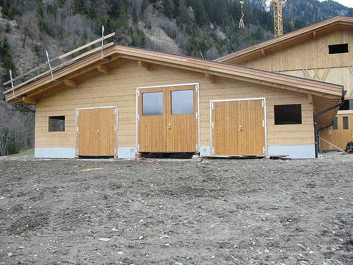 Tore fuer Stallgebaeude in Suedtirol.jpg