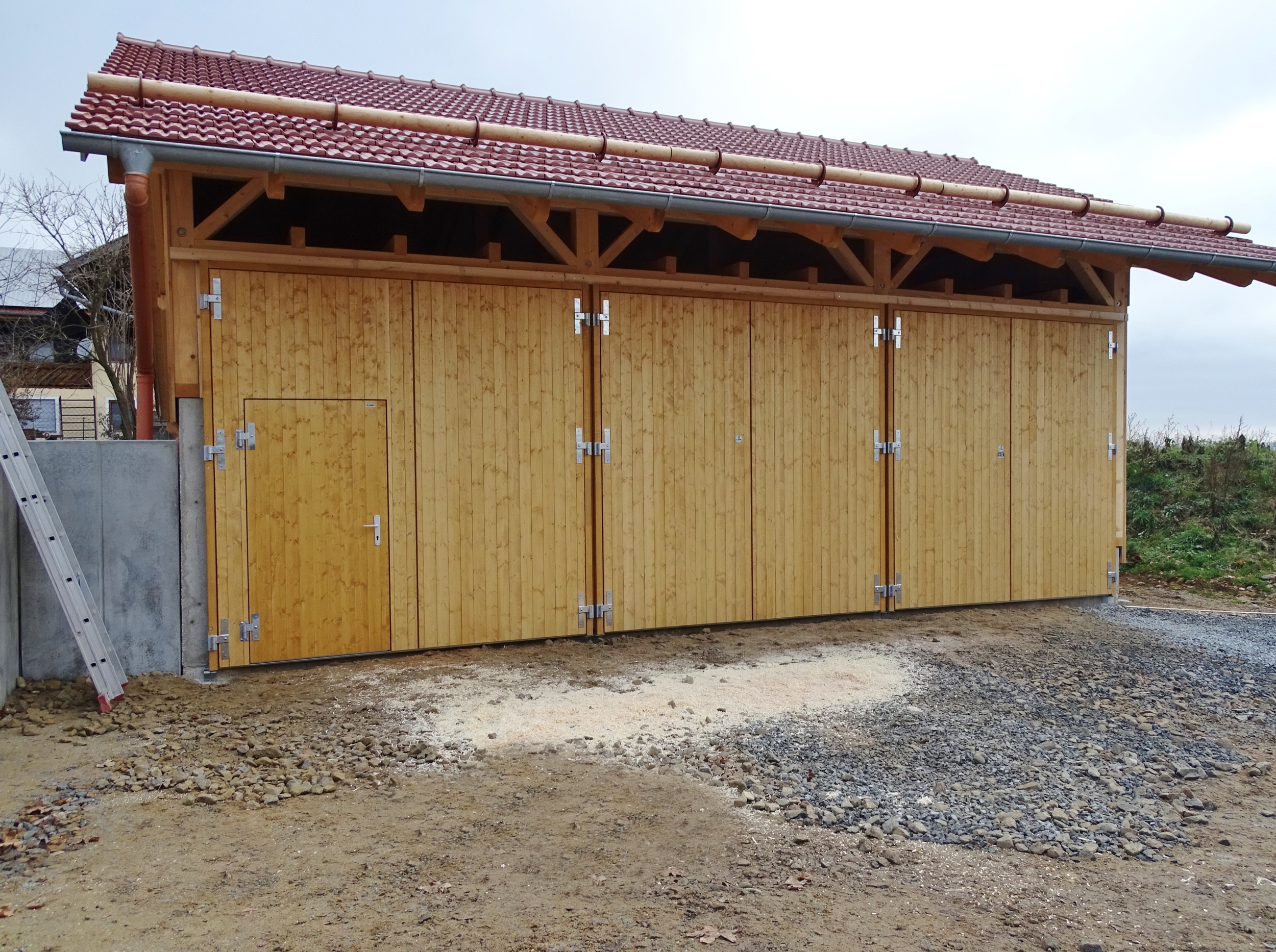 Tore in Fichte mit Innenverriegelung, ca. 3 x 3 m mit Holzblockzarge vor der Laibung montiert.JPG