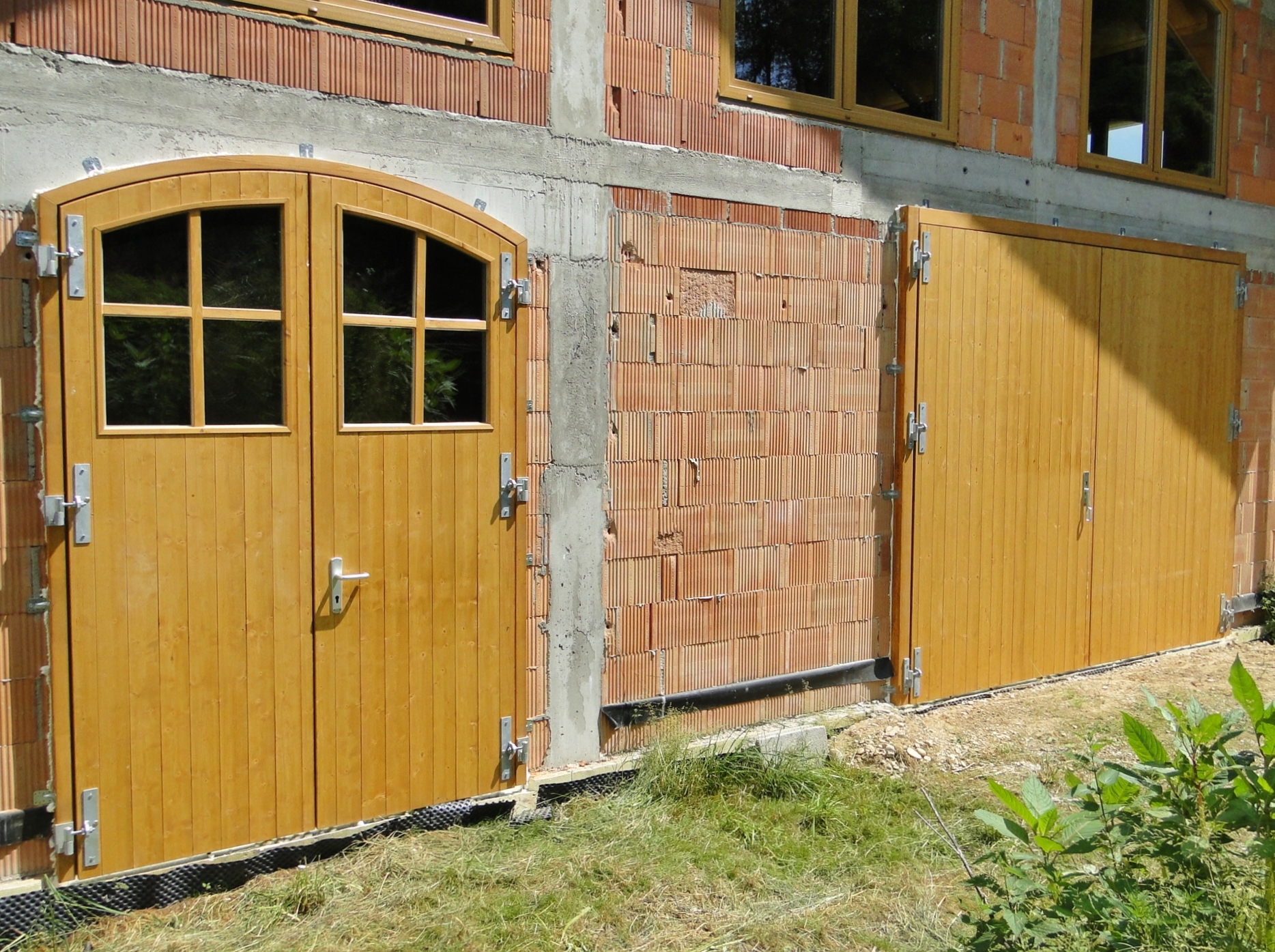 Tore mit Holzblockzarge, links mit Segmentbogen.JPG