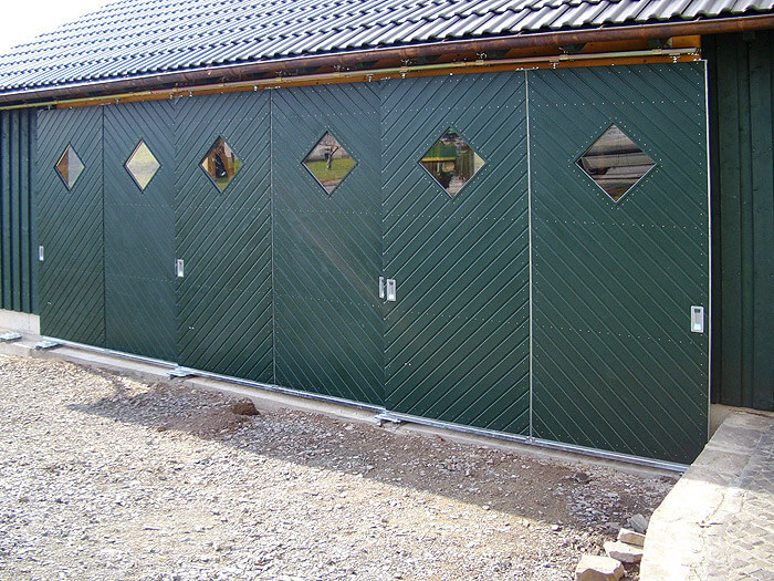 Hallenschiebetor, diagonal verbrettert, Karofenster