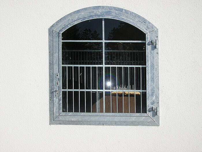 Fensterluke mit Bogen