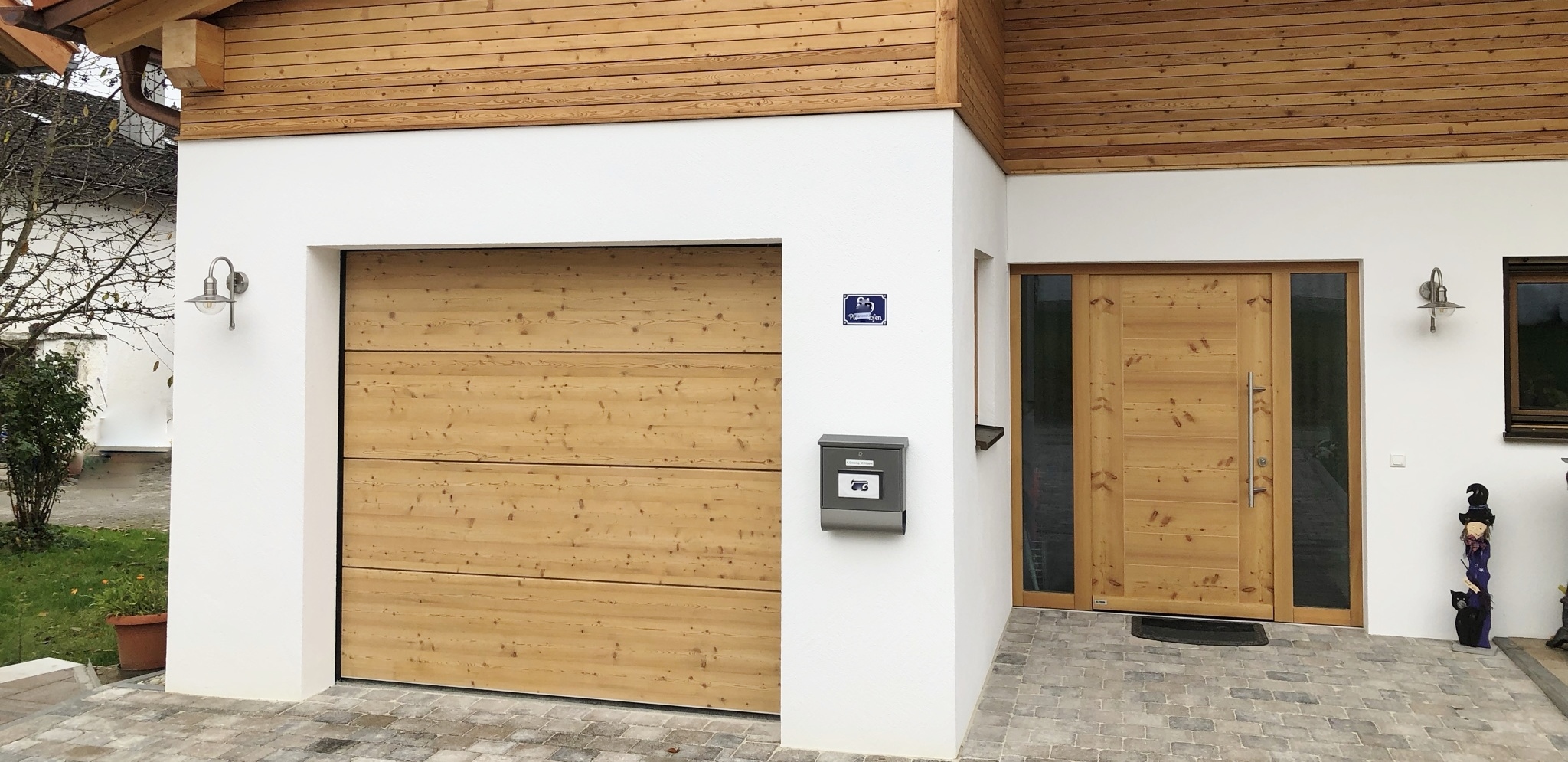 Holz-Sektionaltor und Eingangstür in Lärche.JPEG