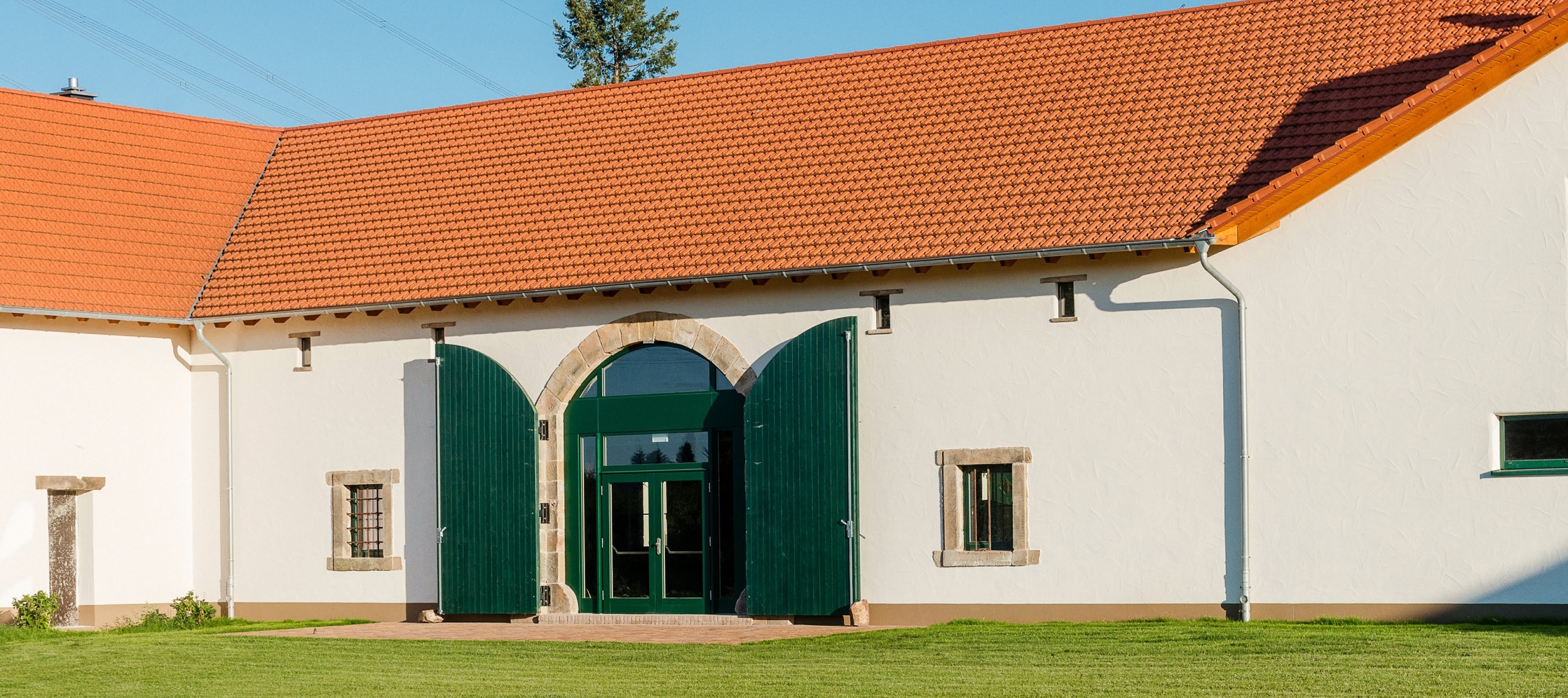 Fensterladen aus Holz mit Segmentbogen